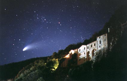 Santuario di Greccio con Cometa Hale - Bopp. foto di Stefano Tocchio
